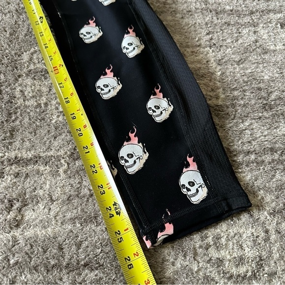 NWT Torrid Active Wicking Leggings Flaming Skulls Full Length 1X - Picture 7 of 9